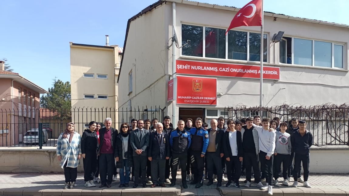 10/D sınıfı öğrencileri Hava Şehitliği ve Muharip Gaziler Derneği'ni ziyaret ettiler.